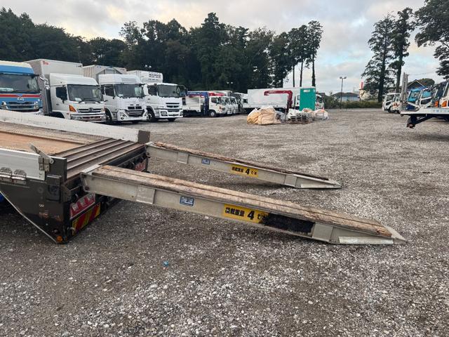 ギガ 2.9t吊4段セルフクレーン アルミブロック 4軸低床 古河ユニック URU504HN フックイン ラジコン スロープハンガー あゆみ板 8,600×2,330 積載11.8t アルミホイール 車検付 フルメッキ シフト:スムーサーG 3ペダル(16枚目)