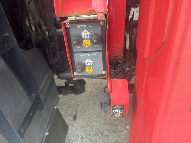 ギガ 2.9t吊4段セルフクレーン アルミブロック 4軸低床 古河ユニック URU504HN フックイン ラジコン スロープハンガー あゆみ板 8,600×2,330 積載11.8t アルミホイール 車検付 フルメッキ シフト:スムーサーG 3ペダル(24枚目)