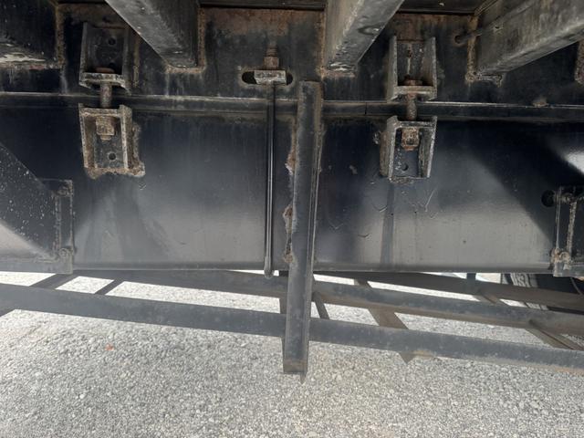 ギガ 2.9t吊4段セルフクレーン アルミブロック 4軸低床 古河ユニック URU504HN フックイン ラジコン スロープハンガー あゆみ板 8,600×2,330 積載11.8t アルミホイール 車検付 フルメッキ シフト:スムーサーG 3ペダル(28枚目)