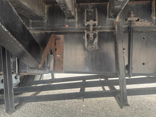 ギガ 2.9t吊4段セルフクレーン アルミブロック 4軸低床 古河ユニック URU504HN フックイン ラジコン スロープハンガー あゆみ板 8,600×2,330 積載11.8t アルミホイール 車検付 フルメッキ シフト:スムーサーG 3ペダル(29枚目)