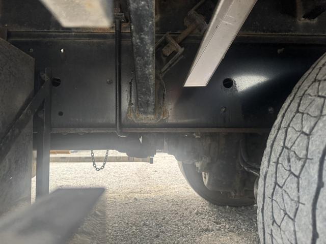 ギガ 2.9t吊4段セルフクレーン アルミブロック 4軸低床 古河ユニック URU504HN フックイン ラジコン スロープハンガー あゆみ板 8,600×2,330 積載11.8t アルミホイール 車検付 フルメッキ シフト:スムーサーG 3ペダル(31枚目)