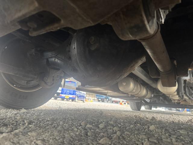 ギガ 2.9t吊4段セルフクレーン アルミブロック 4軸低床 古河ユニック URU504HN フックイン ラジコン スロープハンガー あゆみ板 8,600×2,330 積載11.8t アルミホイール 車検付 フルメッキ シフト:スムーサーG 3ペダル(32枚目)