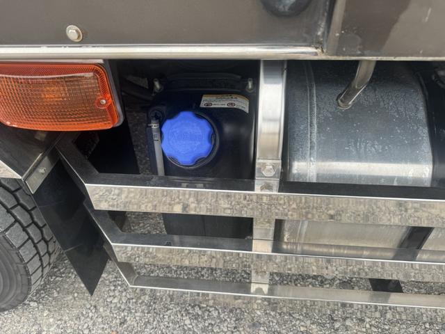 ギガ 2.9t吊4段セルフクレーン アルミブロック 4軸低床 古河ユニック URU504HN フックイン ラジコン スロープハンガー あゆみ板 8,600×2,330 積載11.8t アルミホイール 車検付 フルメッキ シフト:スムーサーG 3ペダル(33枚目)