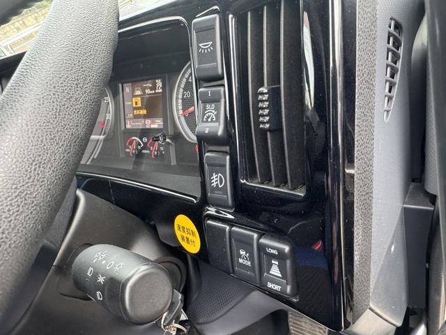 ギガ 2.9t吊4段セルフクレーン アルミブロック 4軸低床 古河ユニック URU504HN フックイン ラジコン スロープハンガー あゆみ板 8,600×2,330 積載11.8t アルミホイール 車検付 フルメッキ シフト:スムーサーG 3ペダル(39枚目)