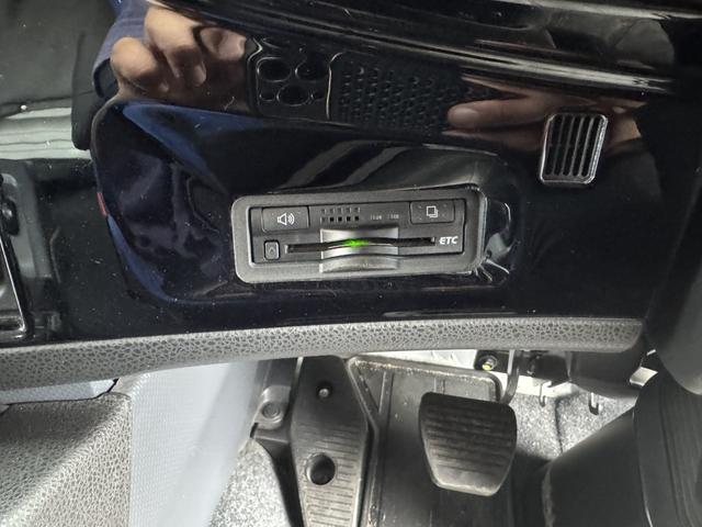 ギガ 2.9t吊4段セルフクレーン アルミブロック 4軸低床 古河ユニック URU504HN フックイン ラジコン スロープハンガー あゆみ板 8,600×2,330 積載11.8t アルミホイール 車検付 フルメッキ シフト:スムーサーG 3ペダル(45枚目)