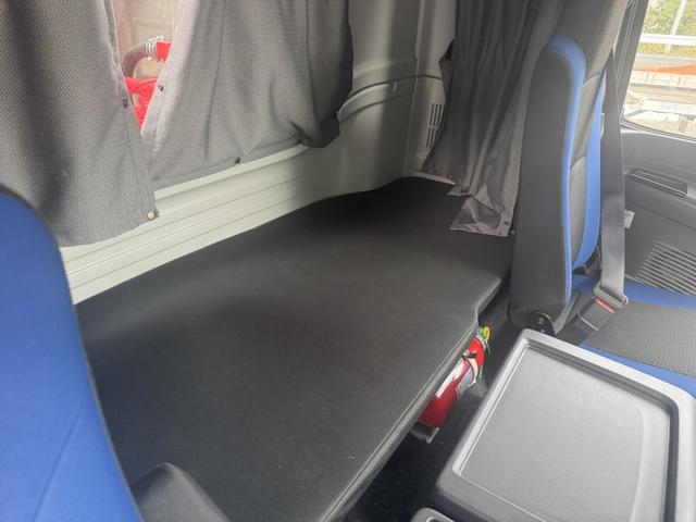 ギガ 2.9t吊4段セルフクレーン アルミブロック 4軸低床 古河ユニック URU504HN フックイン ラジコン スロープハンガー あゆみ板 8,600×2,330 積載11.8t アルミホイール 車検付 フルメッキ シフト:スムーサーG 3ペダル(47枚目)