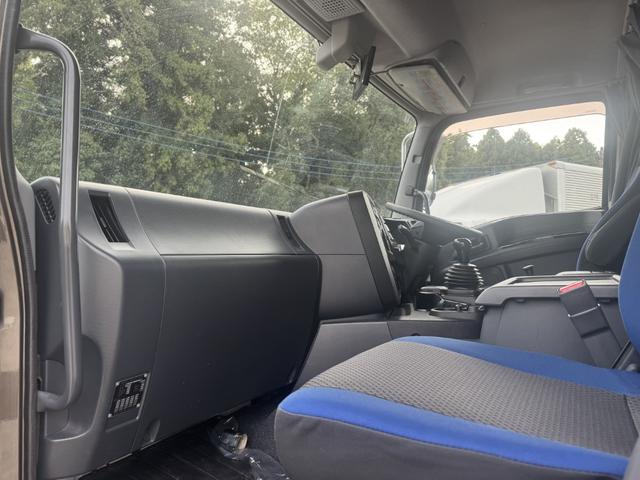 ギガ 2.9t吊4段セルフクレーン アルミブロック 4軸低床 古河ユニック URU504HN フックイン ラジコン スロープハンガー あゆみ板 8,600×2,330 積載11.8t アルミホイール 車検付 フルメッキ シフト:スムーサーG 3ペダル(48枚目)