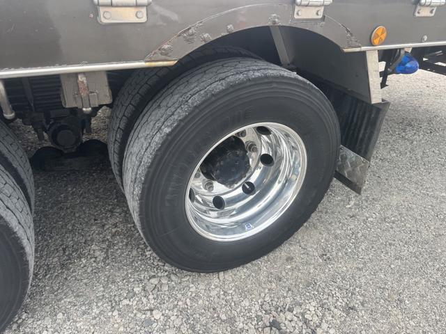 ギガ 2.9t吊4段セルフクレーン アルミブロック 4軸低床 古河ユニック URU504HN フックイン ラジコン スロープハンガー あゆみ板 8,600×2,330 積載11.8t アルミホイール 車検付 フルメッキ シフト:スムーサーG 3ペダル(55枚目)