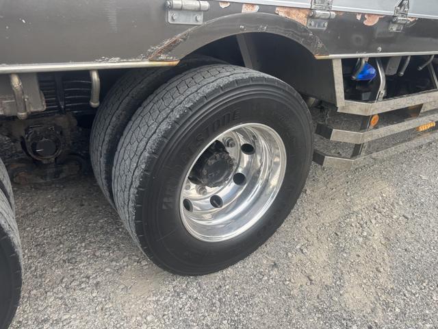 ギガ 2.9t吊4段セルフクレーン アルミブロック 4軸低床 古河ユニック URU504HN フックイン ラジコン スロープハンガー あゆみ板 8,600×2,330 積載11.8t アルミホイール 車検付 フルメッキ シフト:スムーサーG 3ペダル(56枚目)