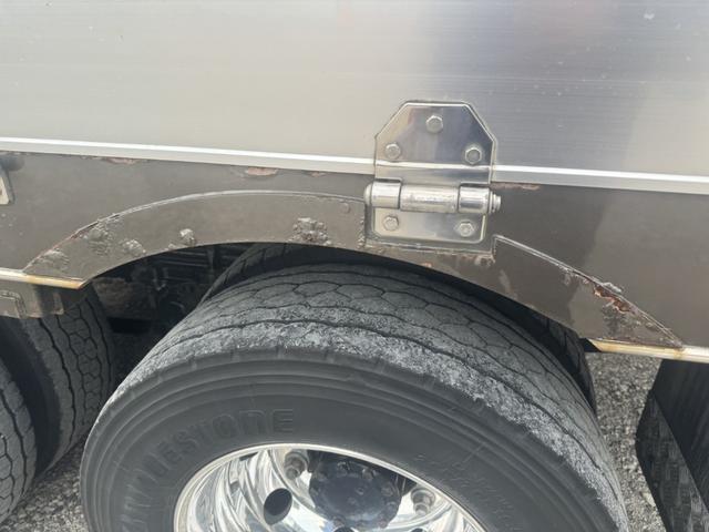 ギガ 2.9t吊4段セルフクレーン アルミブロック 4軸低床 古河ユニック URU504HN フックイン ラジコン スロープハンガー あゆみ板 8,600×2,330 積載11.8t アルミホイール 車検付 フルメッキ シフト:スムーサーG 3ペダル(61枚目)