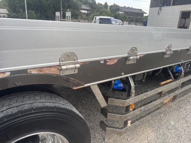 ギガ 2.9t吊4段セルフクレーン アルミブロック 4軸低床 古河ユニック URU504HN フックイン ラジコン スロープハンガー あゆみ板 8,600×2,330 積載11.8t アルミホイール 車検付 フルメッキ シフト:スムーサーG 3ペダル(65枚目)