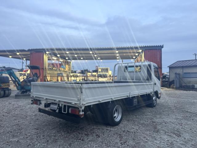 デュトロ 木平 ワイドロング 4,370×2,090 3方開 丸かんフック3対 精工ラック 走行53千km 積載2t F6 6速 マニュアル 平ボディー 平ボデー ETC1.0 アイドリングストップ LEDヘッドライト(4枚目)