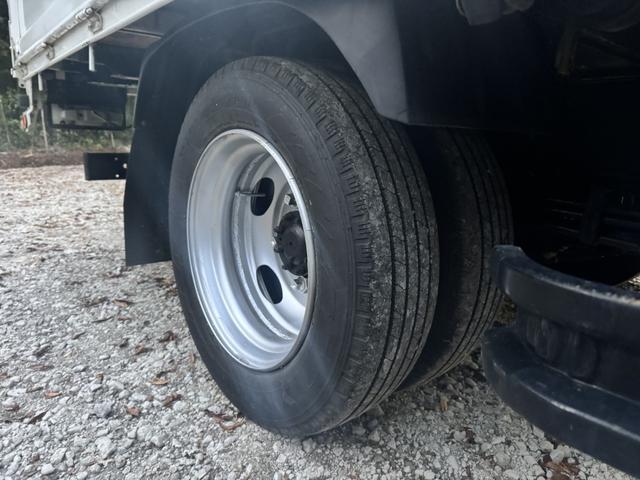 デュトロ 木平 ワイドロング 4,370×2,090 3方開 丸かんフック3対 精工ラック 走行53千km 積載2t F6 6速 マニュアル 平ボディー 平ボデー ETC1.0 アイドリングストップ LEDヘッドライト(38枚目)