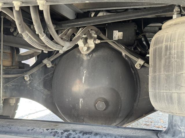 コンドル アルミウイング ワイド ベッド付 エアサス 6,230×2,400×2,400 日本フルハーフ リア観音扉 引出しフック5対 ラッシング2段 積載2.95t F6 6速 マニュアル 4tウイング バックカメラ エアサスコントローラー(29枚目)