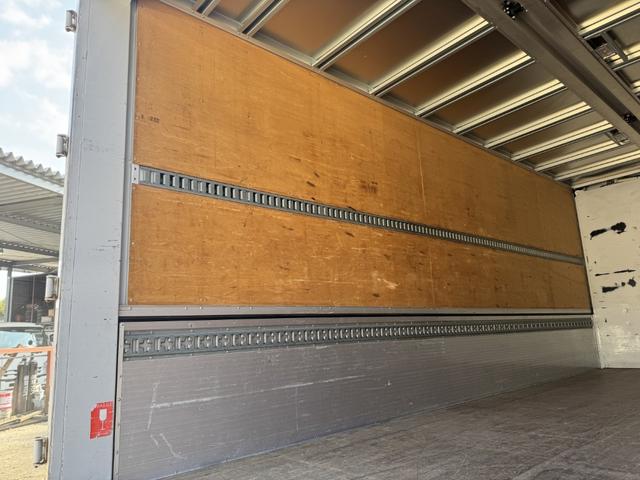 ヒノレンジャー アルミウイング ワイド ベッド付 ハイルーフ 6,270×2,400×2,420 トランテックス リア観音扉 ラッシング2段 引出しフック5対 積載3.05t F6 6速 マニュアル 4t ウイング バックカメラ アイドリングストップ(10枚目)