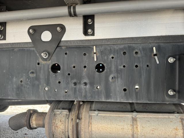 ヒノレンジャー アルミウイング ワイド ベッド付 ハイルーフ 6,270×2,400×2,420 トランテックス リア観音扉 ラッシング2段 引出しフック5対 積載3.05t F6 6速 マニュアル 4t ウイング バックカメラ アイドリングストップ(20枚目)