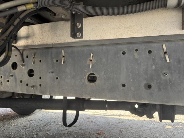 ヒノレンジャー アルミウイング ワイド ベッド付 ハイルーフ 6,270×2,400×2,420 トランテックス リア観音扉 ラッシング2段 引出しフック5対 積載3.05t F6 6速 マニュアル 4t ウイング バックカメラ アイドリングストップ(21枚目)