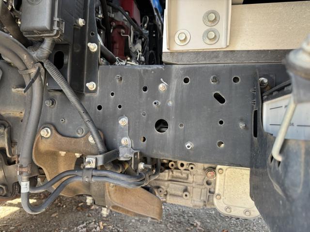 ヒノレンジャー アルミウイング ワイド ベッド付 ハイルーフ 6,270×2,400×2,420 トランテックス リア観音扉 ラッシング2段 引出しフック5対 積載3.05t F6 6速 マニュアル 4t ウイング バックカメラ アイドリングストップ(23枚目)