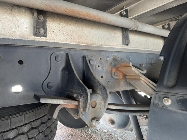 ヒノレンジャー アルミウイング ワイド ベッド付 ハイルーフ 6,270×2,400×2,420 トランテックス リア観音扉 ラッシング2段 引出しフック5対 積載3.05t F6 6速 マニュアル 4t ウイング バックカメラ アイドリングストップ(24枚目)