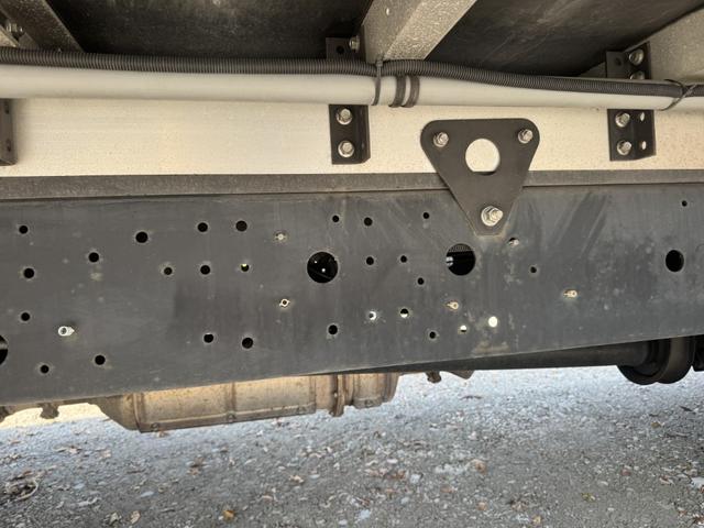 ヒノレンジャー アルミウイング ワイド ベッド付 ハイルーフ 6,270×2,400×2,420 トランテックス リア観音扉 ラッシング2段 引出しフック5対 積載3.05t F6 6速 マニュアル 4t ウイング バックカメラ アイドリングストップ(25枚目)