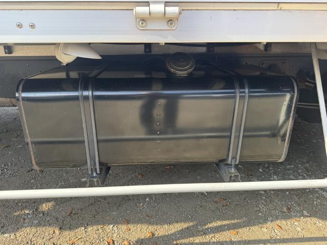 ヒノレンジャー アルミウイング ワイド ベッド付 ハイルーフ 6,270×2,400×2,420 トランテックス リア観音扉 ラッシング2段 引出しフック5対 積載3.05t F6 6速 マニュアル 4t ウイング バックカメラ アイドリングストップ(27枚目)