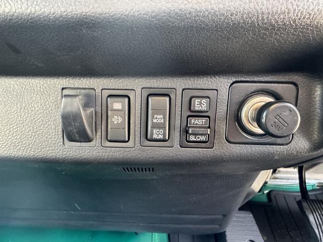 ヒノレンジャー アルミウイング ワイド ベッド付 ハイルーフ 6,270×2,400×2,420 トランテックス リア観音扉 ラッシング2段 引出しフック5対 積載3.05t F6 6速 マニュアル 4t ウイング バックカメラ アイドリングストップ(33枚目)