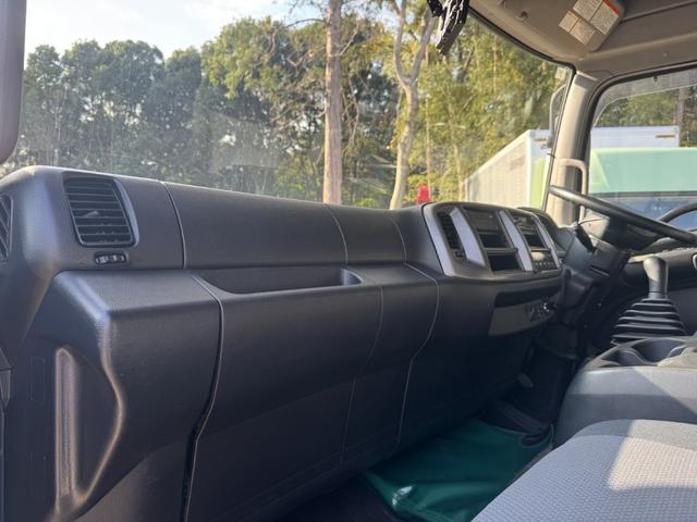 ヒノレンジャー アルミウイング ワイド ベッド付 ハイルーフ 6,270×2,400×2,420 トランテックス リア観音扉 ラッシング2段 引出しフック5対 積載3.05t F6 6速 マニュアル 4t ウイング バックカメラ アイドリングストップ(38枚目)