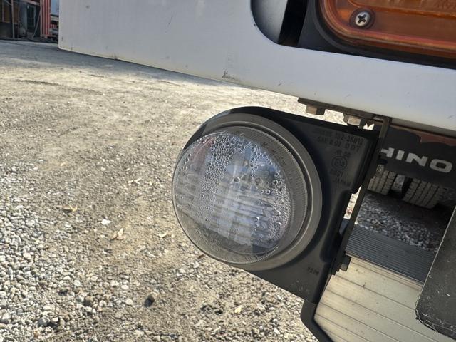 ヒノレンジャー アルミウイング ワイド ベッド付 ハイルーフ 6,270×2,400×2,420 トランテックス リア観音扉 ラッシング2段 引出しフック5対 積載3.05t F6 6速 マニュアル 4t ウイング バックカメラ アイドリングストップ(56枚目)