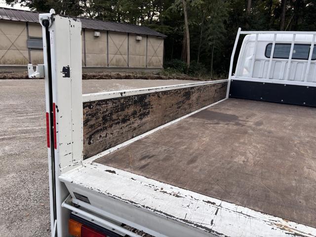 キャンター 木平　ワイドロング　垂直ゲート　走行７６千ｋｍ　積載２ｔ　Ｉ５　５速　マニュアル　新明和　パワーゲート　ゲート付き　平ボディー　平ボデー　２ｔ平　ＥＴＣ１．０（11枚目）