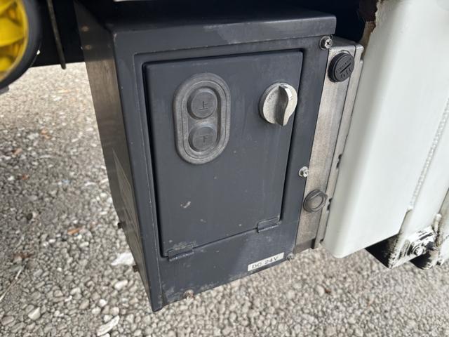 キャンター 木平　ワイドロング　垂直ゲート　走行７６千ｋｍ　積載２ｔ　Ｉ５　５速　マニュアル　新明和　パワーゲート　ゲート付き　平ボディー　平ボデー　２ｔ平　ＥＴＣ１．０（16枚目）