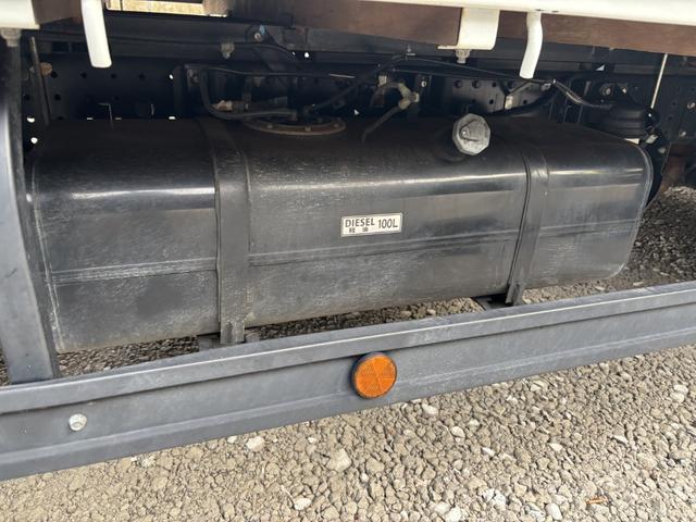 キャンター 木平　ワイドロング　垂直ゲート　走行７６千ｋｍ　積載２ｔ　Ｉ５　５速　マニュアル　新明和　パワーゲート　ゲート付き　平ボディー　平ボデー　２ｔ平　ＥＴＣ１．０（25枚目）