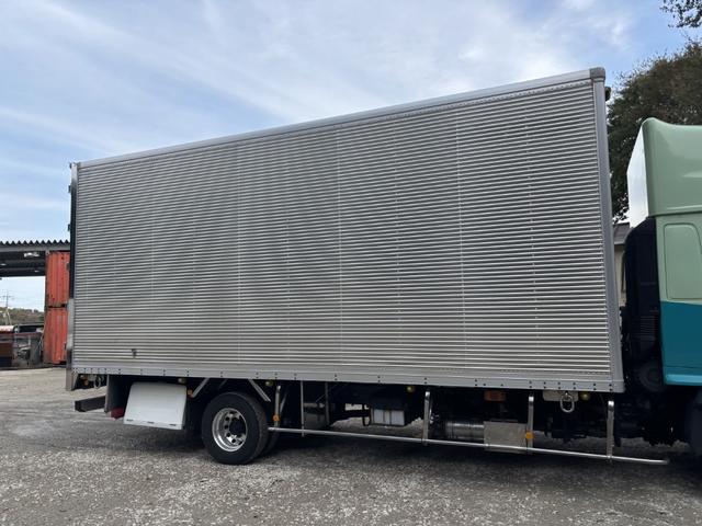 ヒノレンジャー アルミバン ワイド ベッド付 エアサス ハイルーフ 日本フルハーフ 6,210×2,390×2,570 サイドドア ステンレス使用 メッキパーツ アルミホイール 積載2.6t F6 6速 マニュアル 4tウイング バックカメラ シートヒーター付(7枚目)