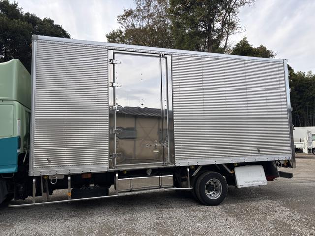 ヒノレンジャー アルミバン ワイド ベッド付 エアサス ハイルーフ 日本フルハーフ 6,210×2,390×2,570 サイドドア ステンレス使用 メッキパーツ アルミホイール 積載2.6t F6 6速 マニュアル 4tウイング バックカメラ シートヒーター付(8枚目)