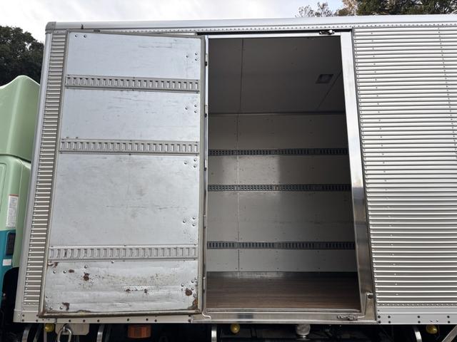 ヒノレンジャー アルミバン ワイド ベッド付 エアサス ハイルーフ 日本フルハーフ 6,210×2,390×2,570 サイドドア ステンレス使用 メッキパーツ アルミホイール 積載2.6t F6 6速 マニュアル 4tウイング バックカメラ シートヒーター付(9枚目)