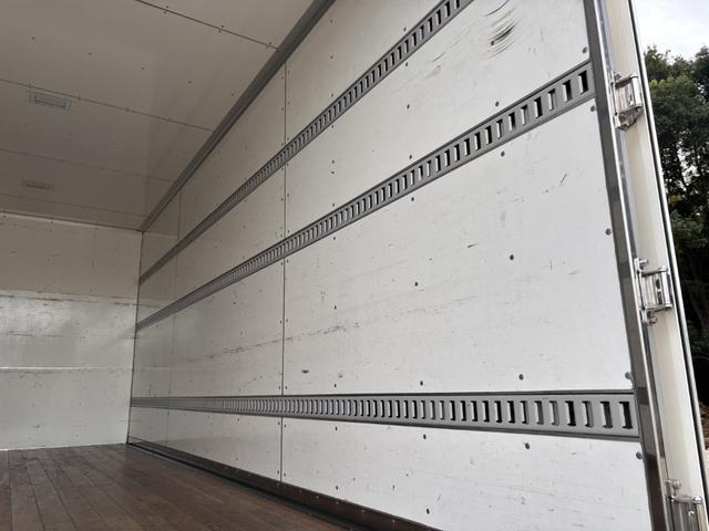 ヒノレンジャー アルミバン ワイド ベッド付 エアサス ハイルーフ 日本フルハーフ 6,210×2,390×2,570 サイドドア ステンレス使用 メッキパーツ アルミホイール 積載2.6t F6 6速 マニュアル 4tウイング バックカメラ シートヒーター付(13枚目)