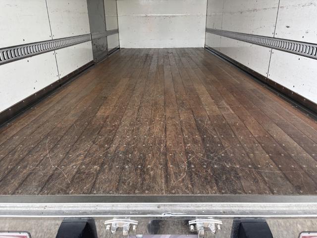 ヒノレンジャー アルミバン ワイド ベッド付 エアサス ハイルーフ 日本フルハーフ 6,210×2,390×2,570 サイドドア ステンレス使用 メッキパーツ アルミホイール 積載2.6t F6 6速 マニュアル 4tウイング バックカメラ シートヒーター付(14枚目)