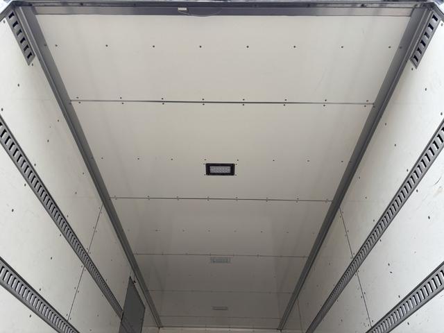 ヒノレンジャー アルミバン ワイド ベッド付 エアサス ハイルーフ 日本フルハーフ 6,210×2,390×2,570 サイドドア ステンレス使用 メッキパーツ アルミホイール 積載2.6t F6 6速 マニュアル 4tウイング バックカメラ シートヒーター付(15枚目)