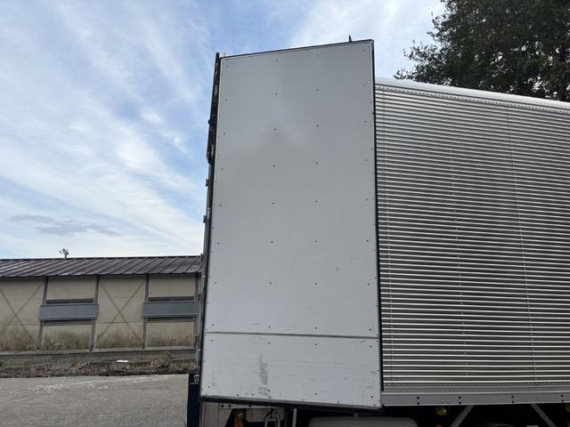 ヒノレンジャー アルミバン ワイド ベッド付 エアサス ハイルーフ 日本フルハーフ 6,210×2,390×2,570 サイドドア ステンレス使用 メッキパーツ アルミホイール 積載2.6t F6 6速 マニュアル 4tウイング バックカメラ シートヒーター付(17枚目)