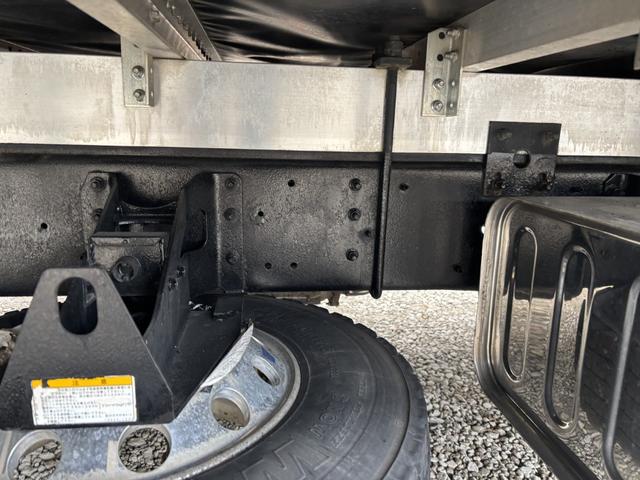 ヒノレンジャー アルミバン ワイド ベッド付 エアサス ハイルーフ 日本フルハーフ 6,210×2,390×2,570 サイドドア ステンレス使用 メッキパーツ アルミホイール 積載2.6t F6 6速 マニュアル 4tウイング バックカメラ シートヒーター付(18枚目)