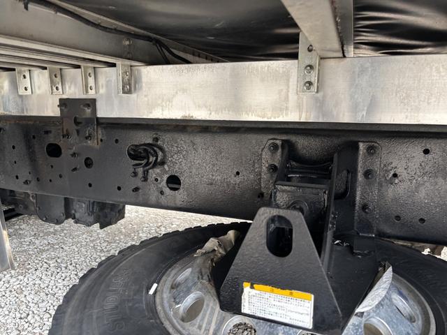 ヒノレンジャー アルミバン ワイド ベッド付 エアサス ハイルーフ 日本フルハーフ 6,210×2,390×2,570 サイドドア ステンレス使用 メッキパーツ アルミホイール 積載2.6t F6 6速 マニュアル 4tウイング バックカメラ シートヒーター付(20枚目)