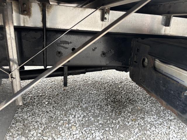 ヒノレンジャー アルミバン ワイド ベッド付 エアサス ハイルーフ 日本フルハーフ 6,210×2,390×2,570 サイドドア ステンレス使用 メッキパーツ アルミホイール 積載2.6t F6 6速 マニュアル 4tウイング バックカメラ シートヒーター付(22枚目)