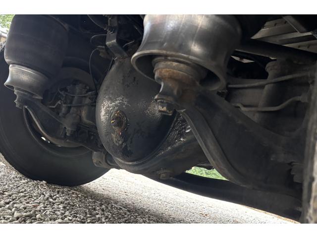 ヒノレンジャー アルミバン ワイド ベッド付 エアサス ハイルーフ 日本フルハーフ 6,210×2,390×2,570 サイドドア ステンレス使用 メッキパーツ アルミホイール 積載2.6t F6 6速 マニュアル 4tウイング バックカメラ シートヒーター付(23枚目)