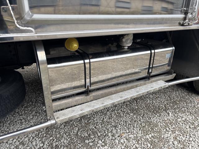 ヒノレンジャー アルミバン ワイド ベッド付 エアサス ハイルーフ 日本フルハーフ 6,210×2,390×2,570 サイドドア ステンレス使用 メッキパーツ アルミホイール 積載2.6t F6 6速 マニュアル 4tウイング バックカメラ シートヒーター付(24枚目)