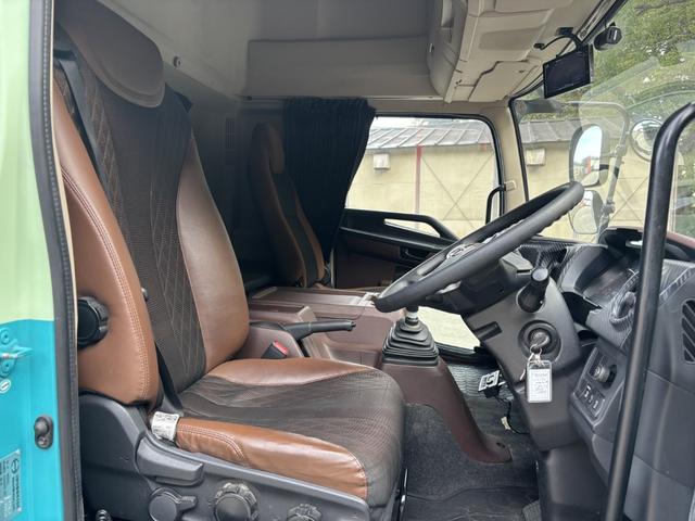 ヒノレンジャー アルミバン ワイド ベッド付 エアサス ハイルーフ 日本フルハーフ 6,210×2,390×2,570 サイドドア ステンレス使用 メッキパーツ アルミホイール 積載2.6t F6 6速 マニュアル 4tウイング バックカメラ シートヒーター付(25枚目)