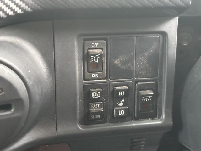 ヒノレンジャー アルミバン ワイド ベッド付 エアサス ハイルーフ 日本フルハーフ 6,210×2,390×2,570 サイドドア ステンレス使用 メッキパーツ アルミホイール 積載2.6t F6 6速 マニュアル 4tウイング バックカメラ シートヒーター付(33枚目)