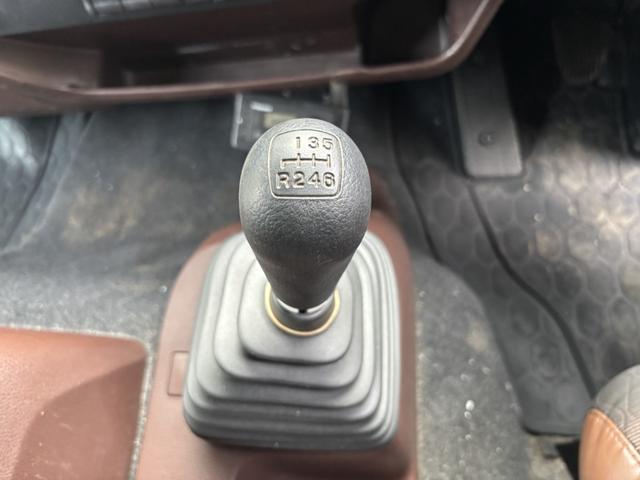 ヒノレンジャー アルミバン ワイド ベッド付 エアサス ハイルーフ 日本フルハーフ 6,210×2,390×2,570 サイドドア ステンレス使用 メッキパーツ アルミホイール 積載2.6t F6 6速 マニュアル 4tウイング バックカメラ シートヒーター付(35枚目)