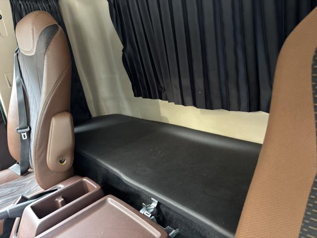 ヒノレンジャー アルミバン ワイド ベッド付 エアサス ハイルーフ 日本フルハーフ 6,210×2,390×2,570 サイドドア ステンレス使用 メッキパーツ アルミホイール 積載2.6t F6 6速 マニュアル 4tウイング バックカメラ シートヒーター付(36枚目)