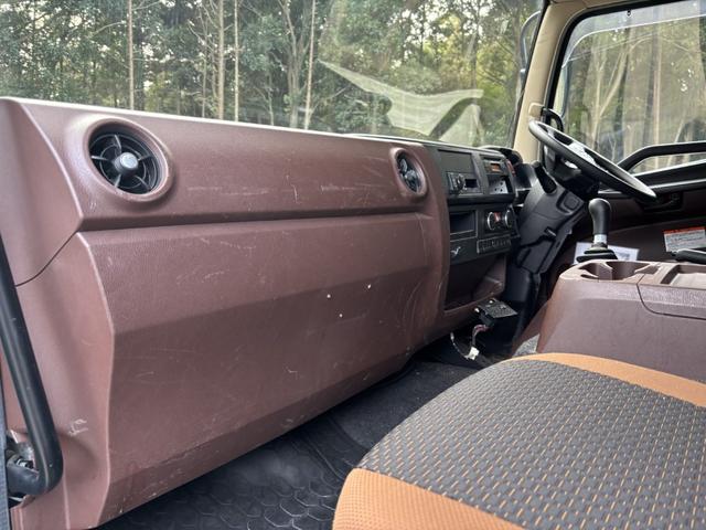 ヒノレンジャー アルミバン ワイド ベッド付 エアサス ハイルーフ 日本フルハーフ 6,210×2,390×2,570 サイドドア ステンレス使用 メッキパーツ アルミホイール 積載2.6t F6 6速 マニュアル 4tウイング バックカメラ シートヒーター付(37枚目)