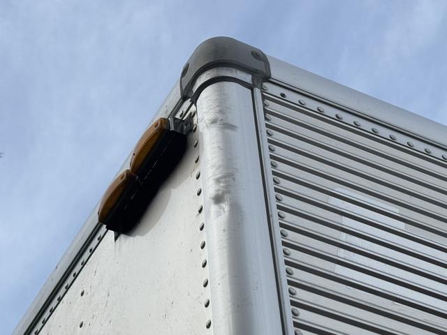 ヒノレンジャー アルミバン ワイド ベッド付 エアサス ハイルーフ 日本フルハーフ 6,210×2,390×2,570 サイドドア ステンレス使用 メッキパーツ アルミホイール 積載2.6t F6 6速 マニュアル 4tウイング バックカメラ シートヒーター付(48枚目)