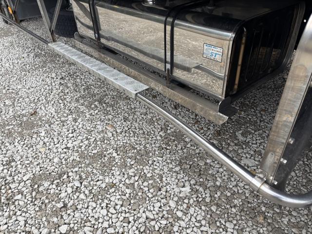 ヒノレンジャー アルミバン ワイド ベッド付 エアサス ハイルーフ 日本フルハーフ 6,210×2,390×2,570 サイドドア ステンレス使用 メッキパーツ アルミホイール 積載2.6t F6 6速 マニュアル 4tウイング バックカメラ シートヒーター付(49枚目)